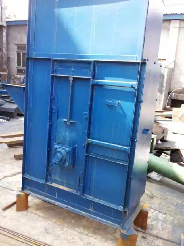 往復(fù)式提升機輸送物料質(zhì)量不能大，粒度也不能大(z型連續(xù)往復(fù)式提升機)